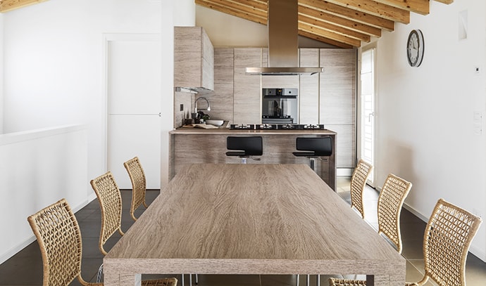 modern-dining-table-overlooking-kitchen